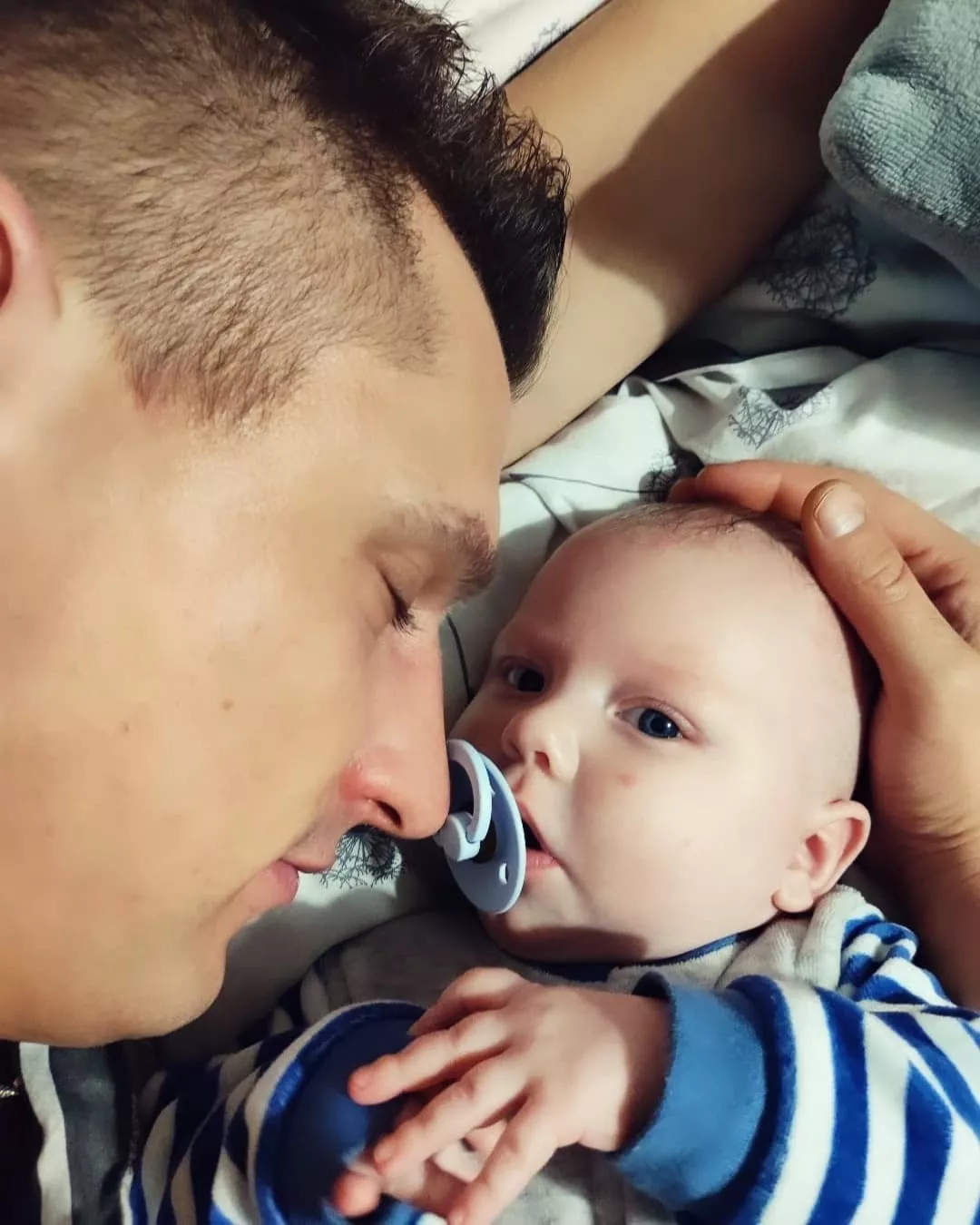 Uwielbiany wokalista disco polo pokazał zdjęcie z malutkim synkiem! Wzruszająca fotka Przemka Budki chwyta za serce! 